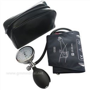 Dospělý manuální manžeta krevního tlaku, jednotrubkové manžety s tlakoměrem a nafukovací žárovka tmavě modrá.